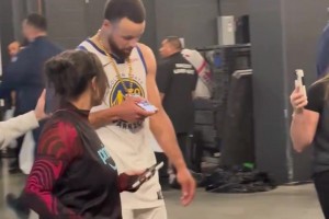 库里赛后戴上本场关键球员手机项链😎接下来还有一场得拼！